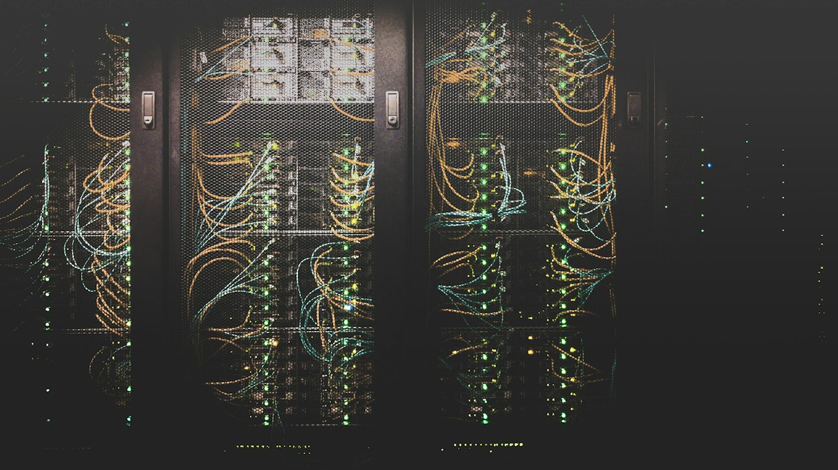 Rechenzentrum mit Serverracks — Metapher für Datenverarbeitung
